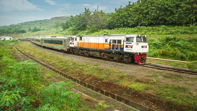 Rangkaian kereta api tengah melintas. Rangkaian kereta api tengah melintas.