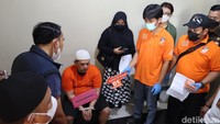 Ada 19 adegan yang diperagakan. Dari hasil rekonstruksi, terungkap ada jeda waktu tersangka Rizky Noviyandi Achmad mempersiapkan senjata, yang kemudian digunakan untuk membunuh anak kandung sendiri. (Foto: Dok. Polisi)