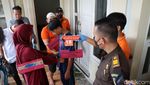 Momen Ayah Sadis Pembunuh Anak di Depok Tertunduk saat Rekonstruksi