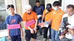 Momen Ayah Sadis Pembunuh Anak di Depok Tertunduk saat Rekonstruksi