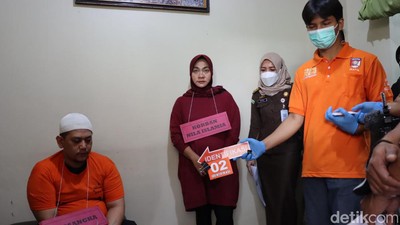 Momen Ayah Sadis Pembunuh Anak di Depok Tertunduk saat Rekonstruksi