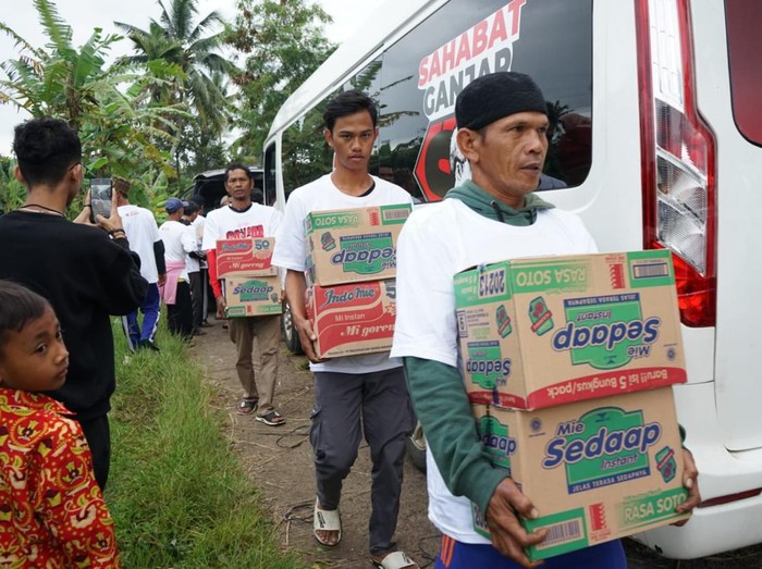 Relawan Ganjar Pranowo beri bantuan korban gempa Cianjur.