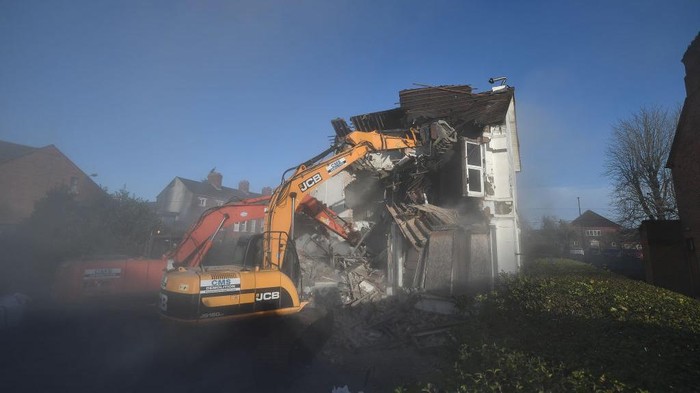 Rumah Bekas Kasus Pelecehan Laki-laki di Irlandia Dibongkar Sebuah Bangunan di Belfast, Irlandia dibongkar oleh petugas. Bangunan tersebut merupakan rumah pelecehan anak laki-laki.