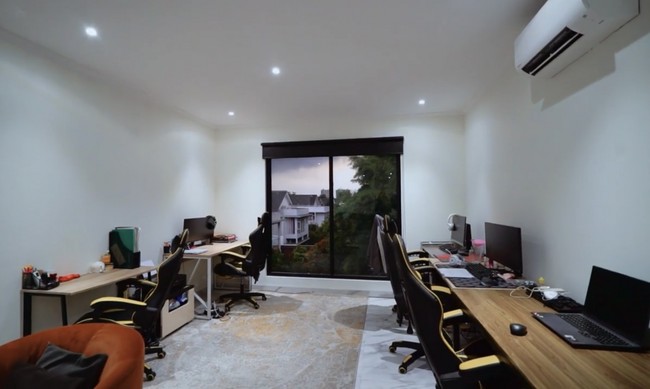 Rumah Verrel juga berfungsi sebagai kantor. Di ruangan ini, timnya mengedit segala konten untuk media sosial Verrel. (Foto: YouTube/Fuji An)