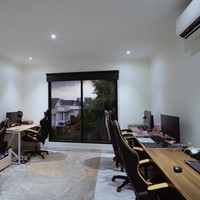 Rumah Verrel juga berfungsi sebagai kantor. Di ruangan ini, timnya mengedit segala konten untuk media sosial Verrel. (Foto: YouTube/Fuji An)