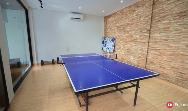Boys will be boys. Verrel sebisa mungkin mengakomodasi hobi olahraganya di rumah ini. Tanpa terkecuali tenis meja. (Foto: YouTube/Fuji An)