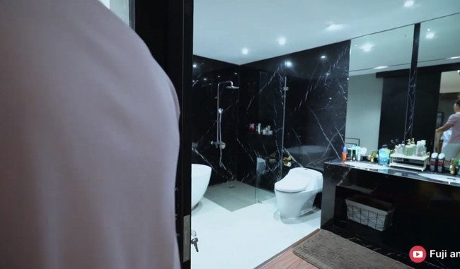 Kamar mandi utama tak kalah luas dengan kamar tidurnya. Sebuah bath-tub melengkapi kemewahan kamar mandi tersebut. (Foto: YouTube/Fuji An)