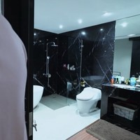 Kamar mandi utama tak kalah luas dengan kamar tidurnya. Sebuah bath-tub melengkapi kemewahan kamar mandi tersebut. (Foto: YouTube/Fuji An)