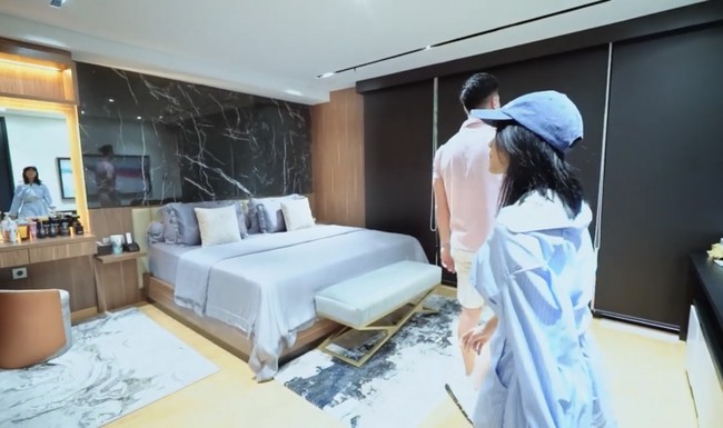 Kamar lainnya tentu kamar utama buat putra sulung Venna Melinda ini. Kamarnya luas dengan sentuhan kayu yang menghadirkan atmosfer hangat. (Foto: YouTube/Fuji An)