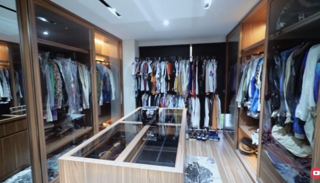 Sebuah ruangan didedikasikan khusus sebagai walk-in closet yang penuh dengan pakaian milik Verrel. Bak butik! (Foto: YouTube/Fuji An)
