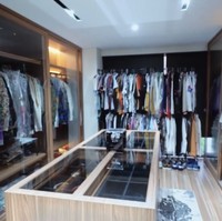 Sebuah ruangan didedikasikan khusus sebagai walk-in closet yang penuh dengan pakaian milik Verrel. Bak butik! (Foto: YouTube/Fuji An)