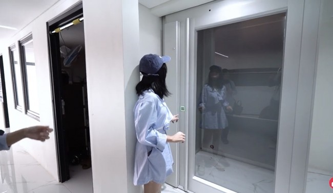 Rumah Verrel dilengkapi sebuah lift seharga Rp 700 juta untuk mempermudah akses antara lantai. Fuji sempat menyicip lift tersebut saat berkunjung. (Foto: YouTube/Fuji An)