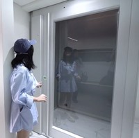 Rumah Verrel dilengkapi sebuah lift seharga Rp 700 juta untuk mempermudah akses antara lantai. Fuji sempat menyicip lift tersebut saat berkunjung. (Foto: YouTube/Fuji An)