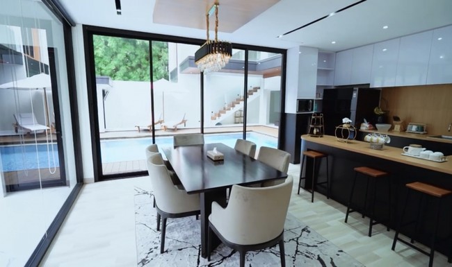 Berdiri di atas lahan seluas 500 meter persegi, rumah Verrel terdiri dari empat lantai. Di lantai bawah, terdapat dapur yang menyatu dengan ruang makan. Pemandangan langsung ke kolam renang jadi primadona. (Foto: YouTube/Fuji An)