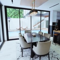 Berdiri di atas lahan seluas 500 meter persegi, rumah Verrel terdiri dari empat lantai. Di lantai bawah, terdapat dapur yang menyatu dengan ruang makan. Pemandangan langsung ke kolam renang jadi primadona. (Foto: YouTube/Fuji An)