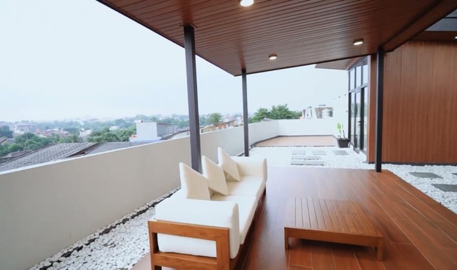Lantai atas difungsikan sebagai rooftop yang asyik buat nongkrong. (Foto: YouTube/Fuji An)