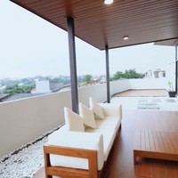 Lantai atas difungsikan sebagai rooftop yang asyik buat nongkrong. (Foto: YouTube/Fuji An)