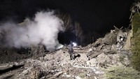 Dinas urusan darurat Ukraina melaporkan serangan roket Rusia menghantam rumah sakit di Zaporizhzhia, yang diklaim telah dicaplok Moskow, pada Selasa (22/11) malam hingga Rabu (23/11) waktu setempat.