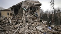 Sebagian bangunan rumah sakit hancur setelah diroket Rusia, Rabu (23/11/2022) waktu setempat.