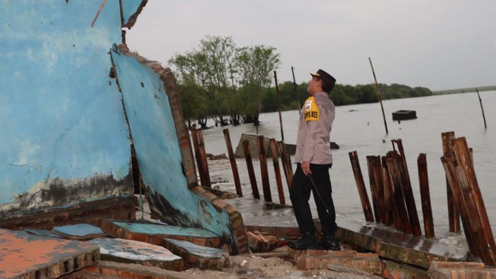 Rumah warga rusak dihantam ombak (Foto: Istimewa)