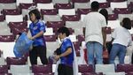 Aksi Bersih-bersih Suporter Jepang di Stadion Piala Dunia