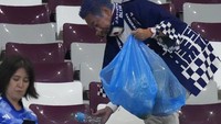 Aksi pendukung Timnas Jepang ini pun menarik perhaatian banyak orang. Foto: AP/Eugene Hoshiko