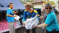 Penyerahan bantuan kebutuhan pokok SIG di Posko Satgas BUMN Jawa Barat, Kabupaten Cianjur, Jawa Barat.