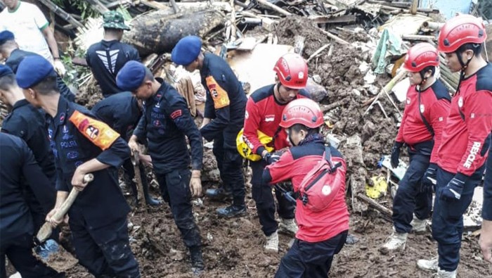 Tim Reaksi Cepat (TRC) Semen Padang (SIG Group) bersama Kepolisian dan TNI melakukan pencarian korban gempa bumi di Kabupaten Cianjur, Jawa Barat.