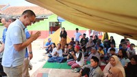 Selain berdialog, Eddy juga menyalurkan bantuan.