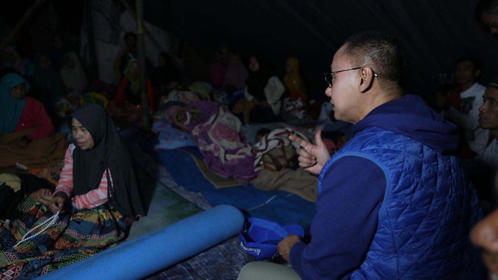 Sekjen PAN Eddy Soeparno menemui para pengungsi gempa Cianjur. Eddy juga menyalurkan bantuan untuk korban gempa.