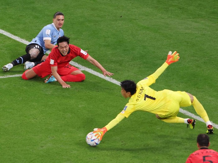 Soccer Football - FIFA World Cup Qatar 2022 - Group H - Uruguay v South Korea - Education City Stadium, Al Rayyan, Qatar - November 24, 2022 South Korea's Kim Seung-gyu makes a save REUTERS/Molly Darlington