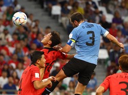 Usai restart, Uruguay dan Korea Selatan saling bergantian melancarkan serangan, namun belum menghasilkan gol. Reuters/Kai Pfaffenbach 