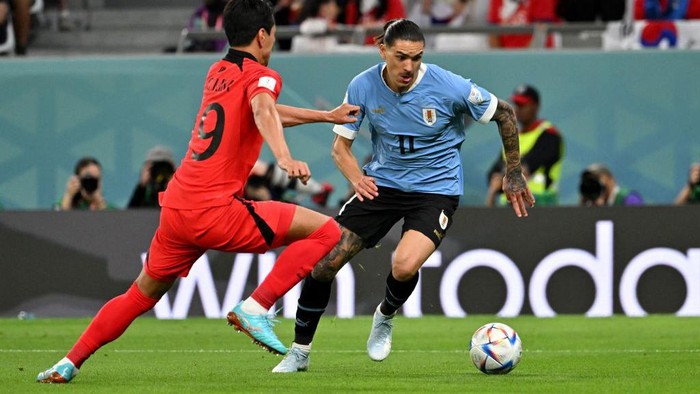 South Koreas forward #09 Cho Gue-sung and Uruguays forward #11 Darwin Nunez fight for the ball during the Qatar 2022 World Cup Group H football match between Uruguay and South Korea at the Education City Stadium in Al-Rayyan, west of Doha on November 24, 2022. (Photo by JUNG Yeon-je / AFP) (Photo by JUNG YEON-JE/AFP via Getty Images)