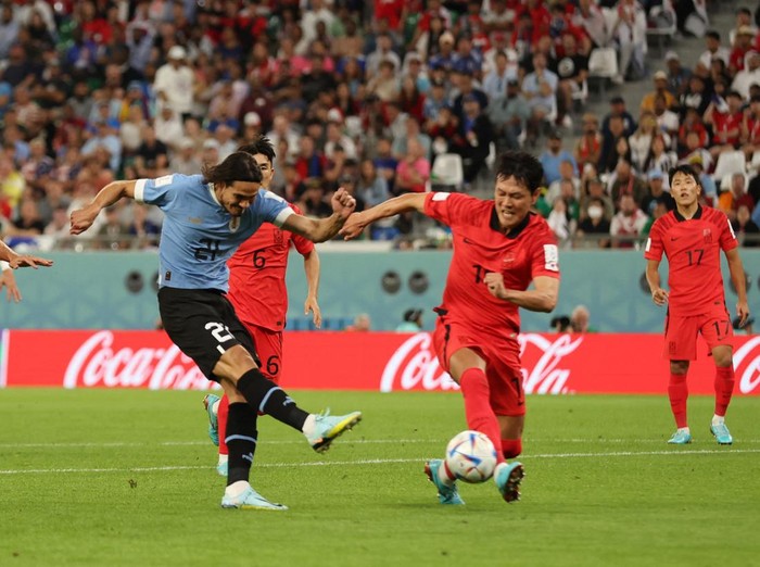 Soccer Football - FIFA World Cup Qatar 2022 - Group H - Uruguay v South Korea - Education City Stadium, Al Rayyan, Qatar - November 24, 2022  Uruguay's Edinson Cavani shoots at goal REUTERS/Matthew Childs