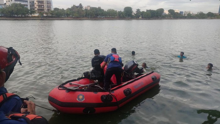 Seorang anak bernama Umay (11) dilaporkan tenggelam di Danau Sunter. Korban ditemukan meninggal dunia setelah upaya pencarian dilakukan lebih dari 3 jam. (dok Sudin Gulkarmat Jakut)