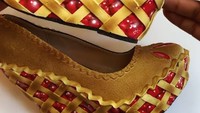 Campbell juga membuat sepatu berdesain pie. Seniman ini menggunakan sepatu wedges berwarna cokelat muda, kemudian bagian hak nya diberikan hiasan mirip kulit pie. Foto: Instagram @shoebakery