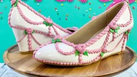 Ada juga sepatu yang berdesain kue ulang tahun jadul. Sekeliling sepatu wedges itu diberikan hiasan seperti krim stroberi dengan bunga dan daun. Foto: Instagram @shoebakery