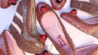 Penggemar kue cokelat, pasti akan menyukai desain sepatu satu ini. Kue ini memiliki desain yang mirip seperi tampilan blackforest. Foto: Instagram @shoebakery