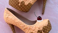 Desain es krim cone satu ini juga tak kalah cantik menghiasi sepatu heels berikut. Tampilannya seperti es krim rasa Thai tea atau peach. Foto: Instagram @shoebakery