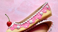 Chris Campbell dikenal sebagai seniman yang suka menghias sepatu dengan tampilan kue. Ia pun membuat Shoe Bakery untuk memamerkan koleksinya itu. Salah satunya sepatu dengan desain cupcake. Foto: Instagram @shoebakery