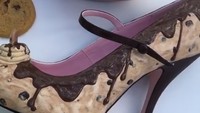 Koleksi lain dari Shoe Bakery adalah heels berdesain cookies choco-chip. Tampilannya benar-benar memperhatikan detail cookies. Foto: Instagram @shoebakery