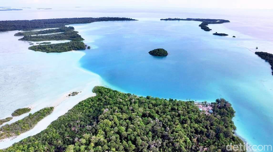 Pulau Widi terletak di Halmahera Selatan, Maluku Utara, Indonesia. Pulau ini dikenal dengan keindahan bawah laut yang cocok yang menjadi surga bagi wisatawan.