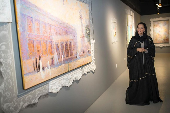 Sheikha Moza binti Nasser ikut mendukung pagelaran Piala Dunia Fifa 2022 di Qatar. Ibu Emir Qatar Sheikh Tamim tersebut mencuri perhatikan ketika hadir dalam acara pembukaa di Stadion AL Byat beberapa waktu lalu. Foto: Instagram @mozabintnasser