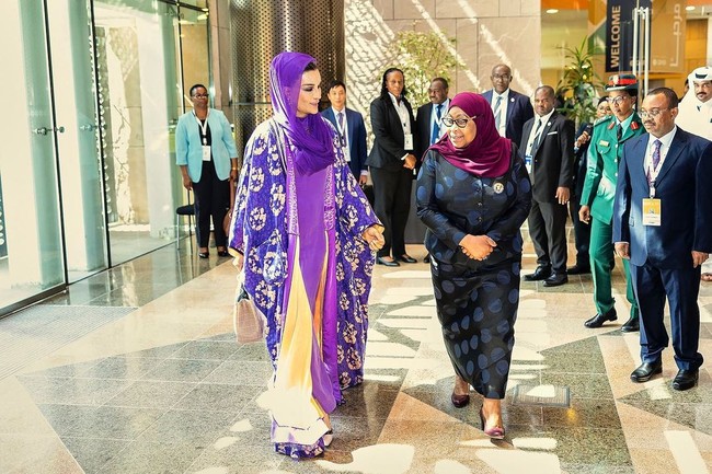 Sheikha Moza sendiri lahir di Qatar tapi besar di Mesir dan Kuwait karena ayahnya hidup dalam pengasingan. Ia kembali ke Qatar pada usia 18 kemudian menikah dengan Hamad bin Khalifa Al Thani yang nantinya mengkudeta ayahnya sendiri dan menjadi emir pada 1995.Foto: Instagram @mozabintnasser