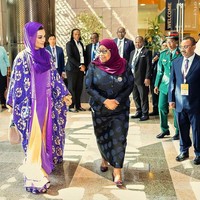 Sheikha Moza sendiri lahir di Qatar tapi besar di Mesir dan Kuwait karena ayahnya hidup dalam pengasingan. Ia kembali ke Qatar pada usia 18 kemudian menikah dengan Hamad bin Khalifa Al Thani yang nantinya mengkudeta ayahnya sendiri dan menjadi emir pada 1995.Foto: Instagram @mozabintnasser