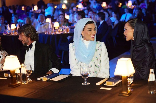 Dilansir SCMP, Sheikha disebut sebagai salah satu wanita muslim terkaya di dunia. Wanita keturunan bangsawan tersebut disebut memiliki kekayaan bersih USD$15 miliar atau Rp 234 triliunan. Kekayaan paling banyak di antara istri-istri pemimpin kerajaan lainnya.Foto: Instagram @mozabintnasser