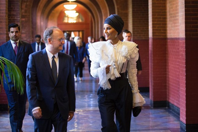 Penampilan Sheikha Mozah pun menjadi ikon stylish dari negara Qatar yang konservatif. Meski tidak membatasi penampilan wanita, mantan ibu negara itu masih bisa terlihat menawan.Sheikha Mozah mengaku pecinta brand high end. Ia pun sering mengenakan berbagai busana dari para perancang dunia seperti Dior, Chanel, Armani Prive, dan Jean Paul Gaultier, Ralph Russo, Valentino, hingga Stephane Rolland. Bakan Ibu Negara Qatar ini pernah langsung membeli busana yang baru saja ditampilkan setelah fashion show dari brand kenamaan.Foto: Instagram @mozabintnasser