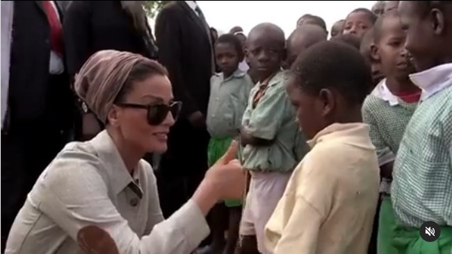 Meski suaminya sudah tidak lagi jadi emir, wanita 63 tahun itu pun terlihat masih aktif dalam berbagai acara. Ia memang dikenal sering terlibat dalam kegiatan amal dan merupakan penderi dari Qatar Foundation.Foto: Instagram @mozabintnasser