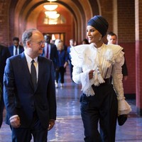 Penampilan Sheikha Mozah pun menjadi ikon stylish dari negara Qatar yang konservatif. Meski tidak membatasi penampilan wanita, mantan ibu negara itu masih bisa terlihat menawan.Sheikha Mozah mengaku pecinta brand high end. Ia pun sering mengenakan berbagai busana dari para perancang dunia seperti Dior, Chanel, Armani Prive, dan Jean Paul Gaultier, Ralph Russo, Valentino, hingga Stephane Rolland. Bakan Ibu Negara Qatar ini pernah langsung membeli busana yang baru saja ditampilkan setelah fashion show dari brand kenamaan.Foto: Instagram @mozabintnasser