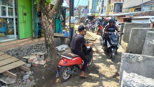 Situasi pengerjaan Jalan Antang Raya Makassar.